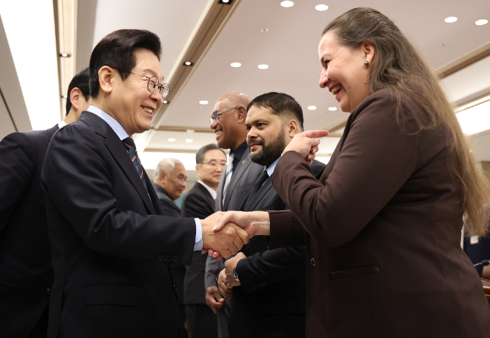 이재명 대통령이 10일 용산 대통령실에서 한·태평양 도서국 외교장관회의 참석차 방한한 외교장관들과 인사하고 있다. 연합뉴스