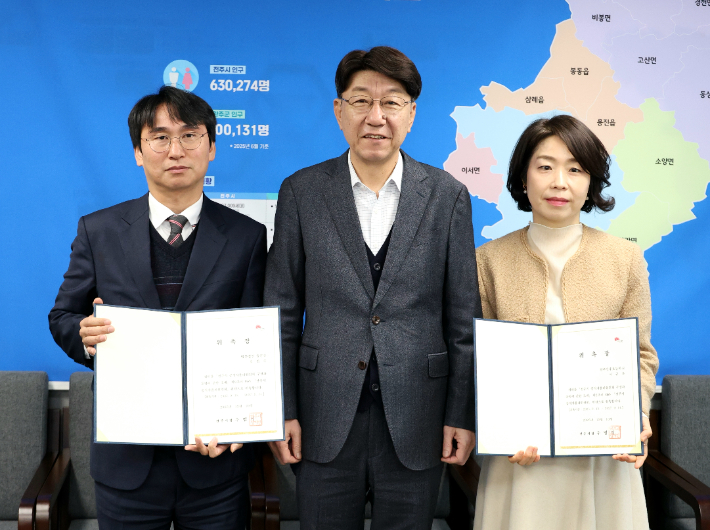 우범기 전주시장이 10일 제81차 전주시 공직자윤리위원회에 앞서 신규 위원들과 기념촬영을 하고 있다. 전주시 제공