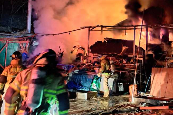 지난 9일 오후 10시 4분쯤 강원 횡성군 조곡리의 교회 인근 주택에서 불이 났다. 강원소방본부 제공