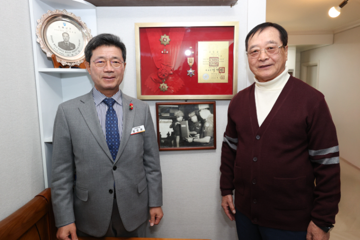 전남 광양시는 지난 8일 호남 지역 유일의 생존 태극무공훈장 수훈자를 위문했다. 광양시 제공