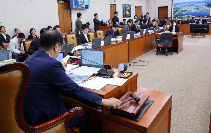 국회에서 열린 국회 국토교통위원회 전체회의에서 맹성규 위원장이 의사봉을 두드리고 있다. 연합뉴스