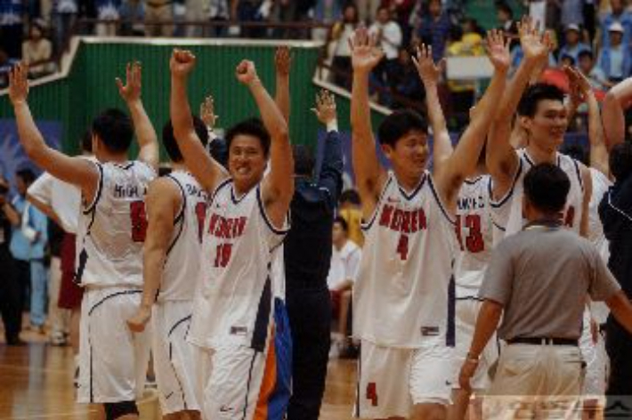 2002년 10월 14일 부산 사직체육관에서 열린 부산 아시안게임 남자농구 결승에서 중국을 물리치고 금메달을 차지한 한국선수들이 환호하고 있다. 연합뉴스