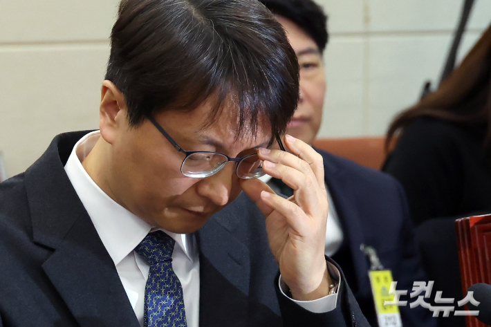 2일 서울 여의도 국회에서 열린 과학기술정보방송통신위원회 전체회의 '쿠팡 침해사고' 관련 현안질의에서 박대준 쿠팡 대표이사가 안경을 만지고 있다. 윤창원 기자