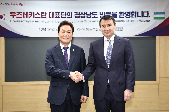 우즈베키스탄 잠시드 압두하키모비치 호자예프 경제부총리(우)와 박완수 경남지사. 경남도청 제공 