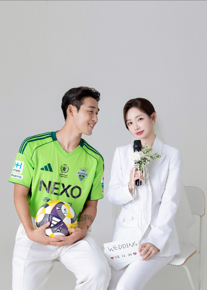 송민규와 곽민선 아나운서. 전북 현대 제공