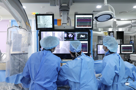 천광진 강원대병원 심장내과 교수와 의료진이 '펄스장 절제술(PFA)'을 하는 모습. 강원대 병원 제공