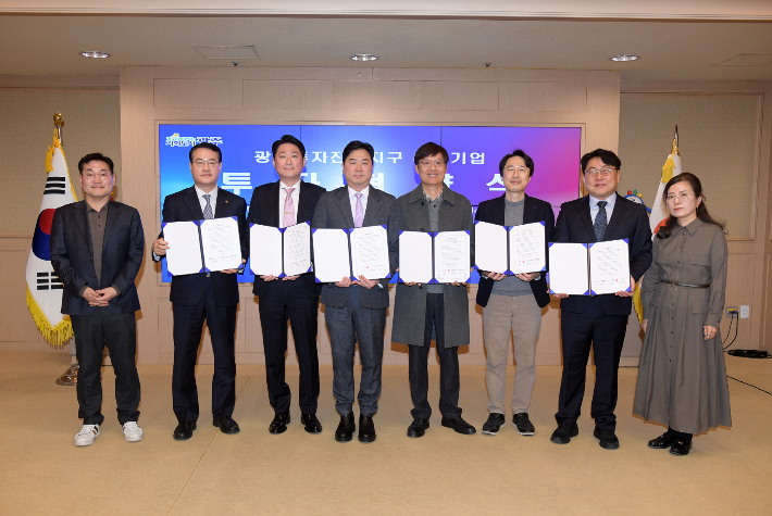 광주광역시는 10일 시청 비즈니스룸에서 ㈜부커스, ㈜아름게임즈, 미디어스코프㈜, ㈜지담미디어와 '아시아문화중심도시 투자진흥지구 진흥 투자협약'을 체결했다. 광주시 제공