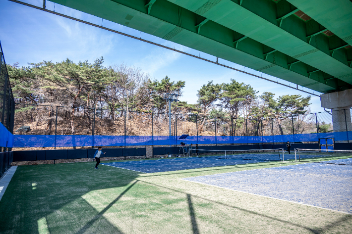 울산 북구 무룡테니스장은 테니스코트 5면과 관리동, 화장실, 창고, 휴게실을 갖췄다. 북구청 제공