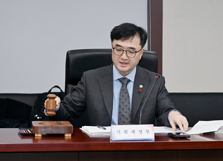기획재정부 임기근 2차관이 12월 10일 오후 서울 종로구 한국무역보험공사에서 열린 '공공기관운영위원회'를 주재하고 있다. 기획재정부 제공