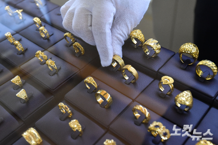 서울 동작구 한국금거래소 동작점에 금 상품이 진열되어 있다. 류영주 기자