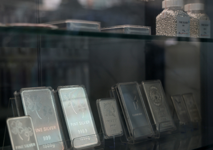 1일 종로구의 한 은 전문점에 실버바가 진열돼 있다. 연합뉴스