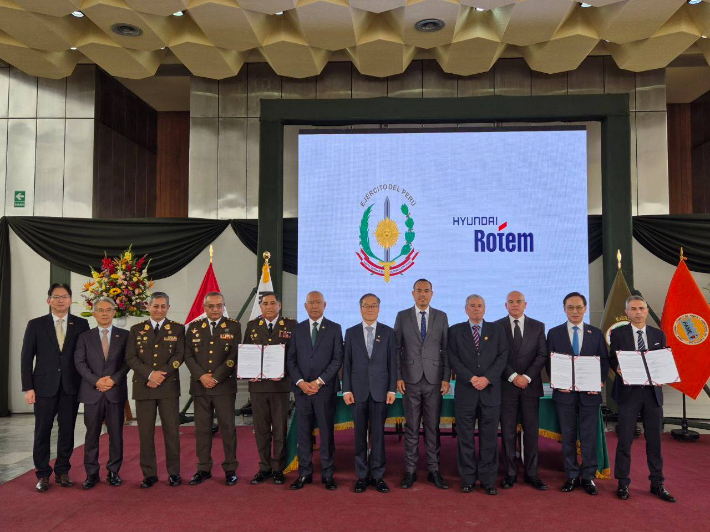 페루 리마에서 열린 K2 전차와 K808 차륜형장갑차 공급 총괄합의 체결식. 현대로템 제공 