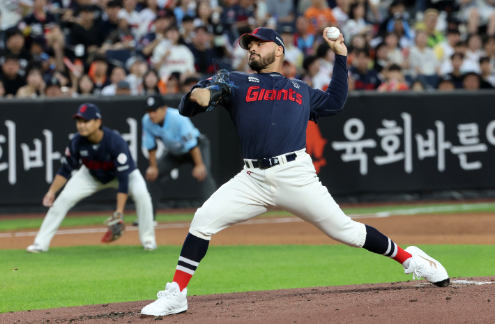 지난 8월 12일 대전 한화생명이글스파크에서 열린 프로야구 롯데 자이언츠와 한화 이글스의 경기. 1회말 롯데 선발 감보아가 힘차게 공을 던지고 있다. 연합뉴스