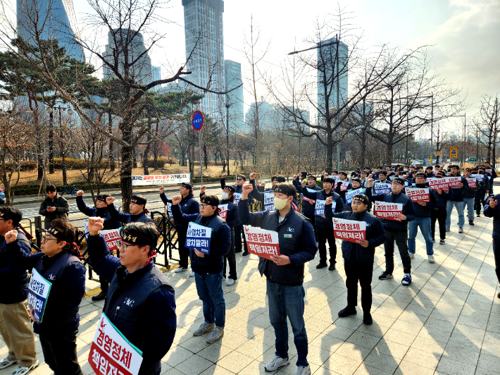한국항공우주산업 노동조합이 10일 서울 여의도 수출입은행 본점 앞에서 집회를 열고 있다. KAI 노조 제공