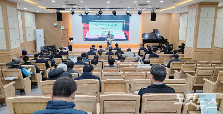 복기훈 목사가 말씀을 전하고 있다. 이강현 기자