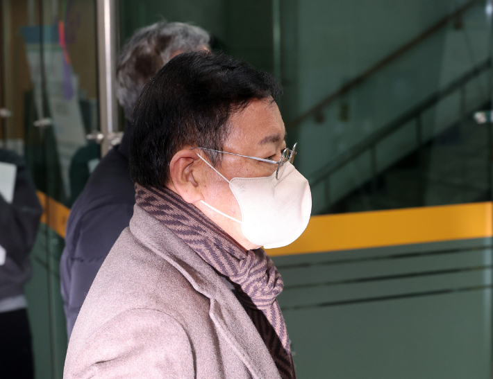 안부수 아태평화교류협회장이 10일 서울 서초구 서울중앙지방법원에서 열린 구속 전 피의자 심문(영장실질심사)에 출석하고 있다. 연합뉴스