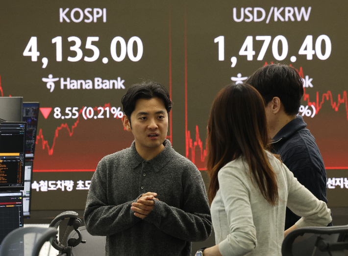 10일 오후 서울 중구 하나은행 본점 딜링룸 현황판에 코스피, 원/달러 환율이 표시돼 있다. 연합뉴스