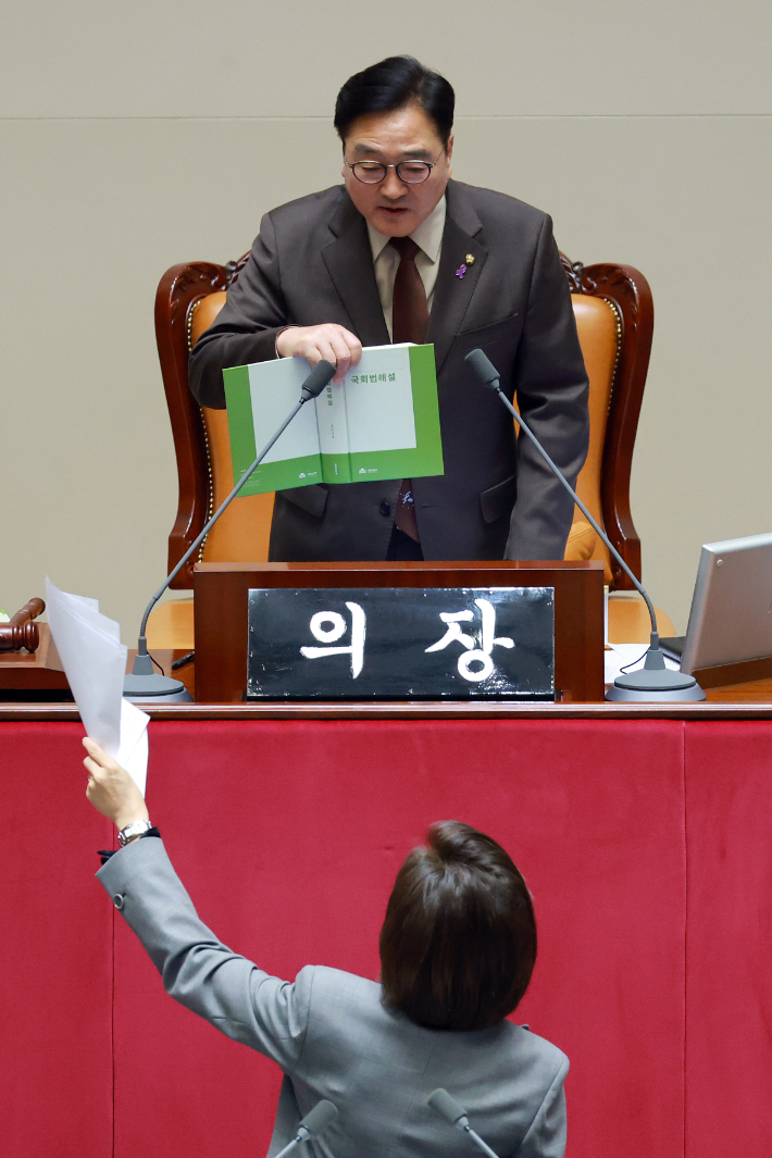 9일 국회 본회의에서 국민의힘 나경원 의원이 가맹사업거래의 공정화에 관한 법률 일부개정법률안에 대해 무제한 토론을 하는 도중 우원식 국회의장이 의제와 관련 없는 토론을 한다며 마이크를 꺼버리자 나 의원이 항의하고 있다. 연합뉴스