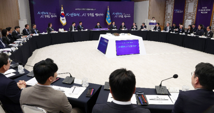 10일 용산 대통령실에서 이재명 대통령이 참석한 가운데 AI 시대의 K-반도체 비전과 육성전략 보고회가 진행되고 있다. 연합뉴스