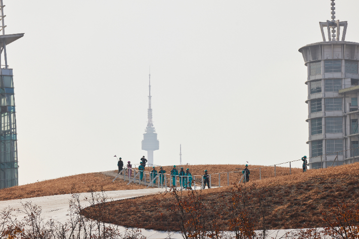 관광객들이 서울 동대문 DDP 지붕위를 안전장치 착용후 관람하고 있다. 서울시 제공