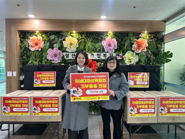 백주인 성산노인종합복지관장(사진 오른쪽)과 성보빈 차세대여성위원장. 창원성산구당원협의회 제공 