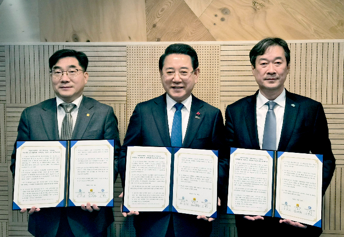 김영록 전남도지사가 10일 오후 광주에서 이병운 순천대 총장(왼쪽), 송하철 목포대 총장(오른쪽)과 간담회를 하고 통합대학교 국립의대 신속 신설을 위한 업무협약을 하고 있다. 전라남도 제공