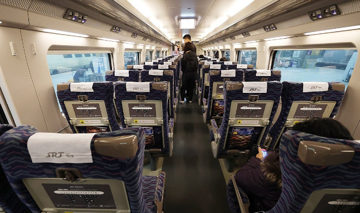 정부가 고속철도인 KTX와 SRT의 단계적 통합을 내년 말까지 추진한다. 8일 서울 강남구 수서역 SRT 승강장에 열차가 정차해있다. 연합뉴스