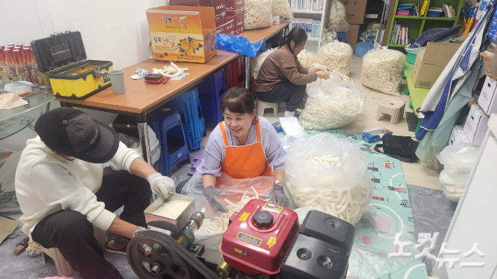 여명교회 성도들이 쌀과 현미, 옥수수 가루로 만든 북한 간식 '펑펑이' 1300 세트를 직접 준비했다.