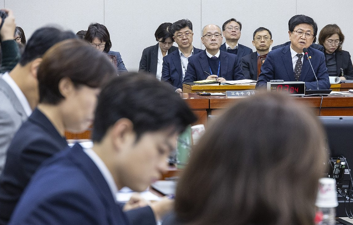 최교진 교육부 장관이 9일 국회 교육위원회 전체 회의에 출석해 의원 질의에 답하고 있다. 연합뉴스