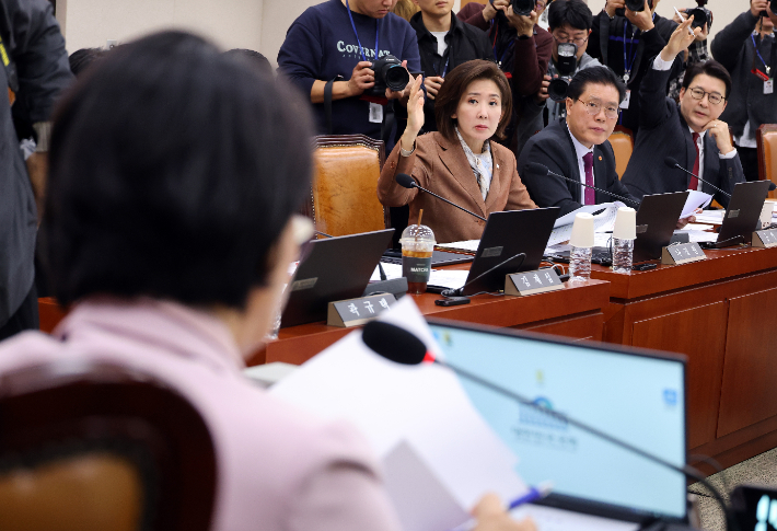 국민의힘 나경원, 송석준, 신동욱 의원이 10일 국회에서 열린 법제사법위원회 전체회의에서 추미애 법사위원장을 향해 대체토론 발언권을 요구하며 의사진행에 항의하고 있다. 연합뉴스