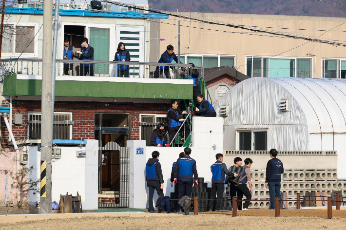 한수원 직원 봉사단이 주택 2층에 연탄을 나르고 있다. 한수원 제공