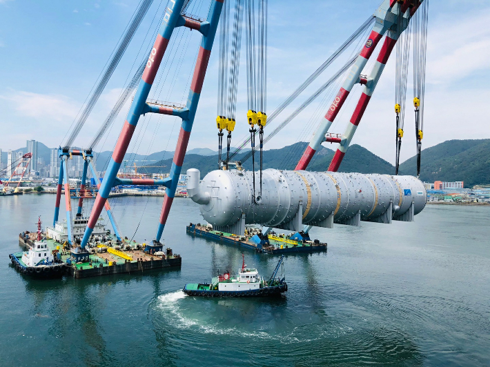 Linde사 Amur Gas Chemical Complex 프로젝트 타워 기기 출하 모습-Amur Gas Chemical Complex 프로젝트에 공급되는 범한메카텍의 타워 기기가 창원 공장에서 출하되고 있다. 범한메카텍 제공