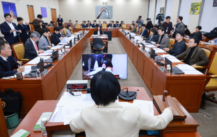 10일 국회에서 열린 과학기술정보방송통신위원회 전체회의에서 과방위원장인 더불어민주당 최민희 의원이 안건을 상정하고 있다. 연합뉴스