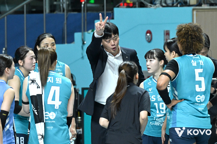 지난 5일 페퍼저축은행과 경기에서 GS칼텍스 이영택 감독이 선수들에게 작전 지시를 하는 모습. KOVO  