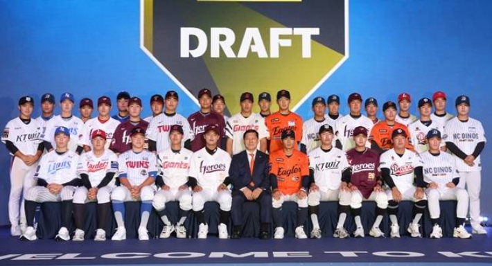 2026 KBO 신인 드래프트에서 지명된 선수들이 기념 촬영을 한 모습. 연합뉴스 