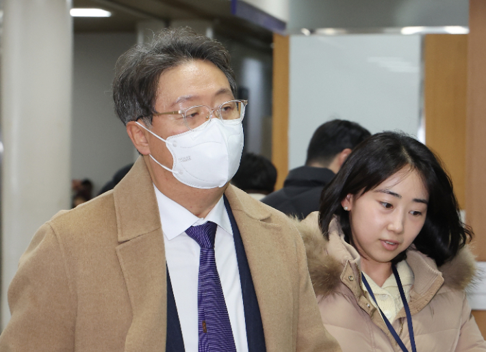 방용철 전 쌍방울 부회장이 10일 서울 서초구 서울중앙지방법원에서 열린 구속 전 피의자 심문(영장실질심사)에 출석하고 있다. 연합뉴스