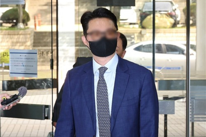 '건진법사 청탁 의혹'의 핵심 인물인 통일교 전 세계본부장 윤모 씨가 영장실질심사를 위해 서울중앙지법에 출석하고 있다. 연합뉴스