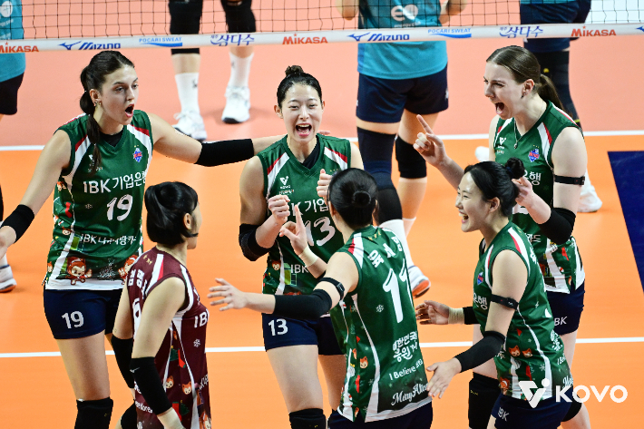 기업은행 선수들이 10일 GS칼텍스와 원정에서 서로 격려하고 있다. KOVO 