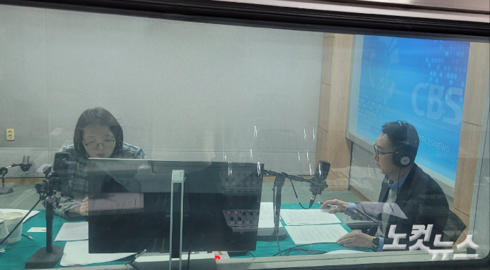 왼쪽부터 유정미 충북여성재단 대표, 김종현 앵커. 충북CBS