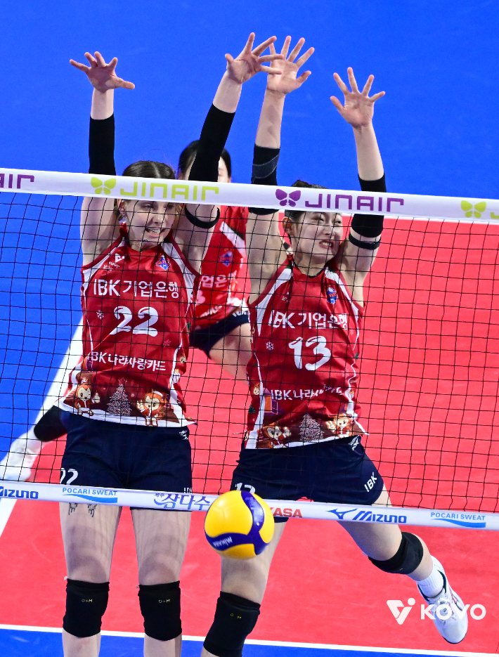 정관장과 경기에서 블로킹에 나선 킨켈라(왼쪽)와 최정민. KOVO 