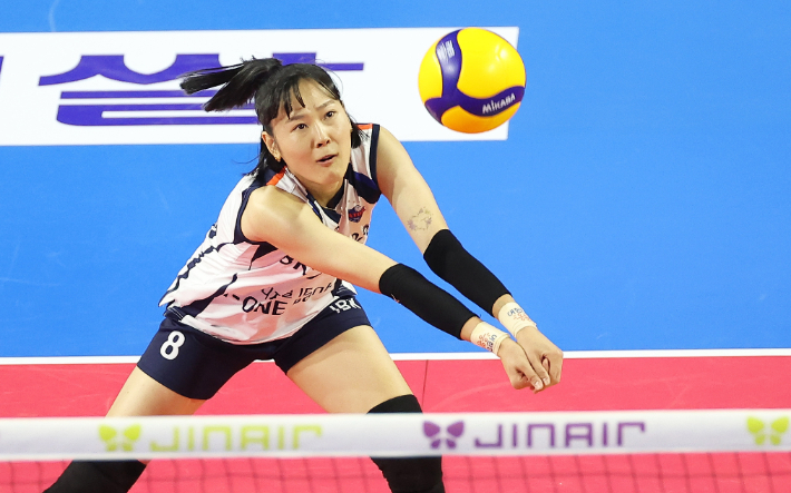 기업은행 임명옥의 리시브 모습. 연합뉴스 