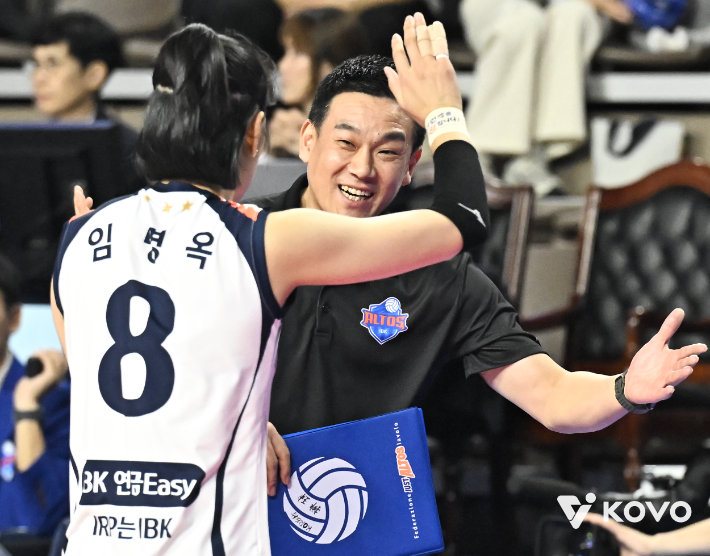 임명옥과 여오현 감독 대행. KOVO 