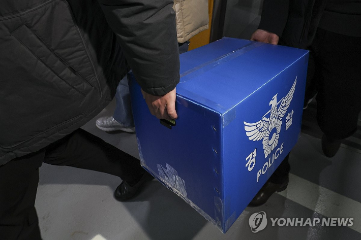 (서울=연합뉴스) 김성민 기자 = 경찰이 고객 3천370만명의 개인정보가 유출된 쿠팡에 대한 강제 수사에 나섰다.     9일 서울 송파구 쿠팡 본사에서 압수수색을 마친 경찰 관계자들이 상자를 들고 이동하고 있다. 2025.12.9 [공동취재] ksm7976@yna.co.kr 연합뉴스