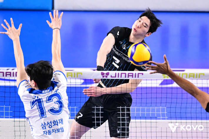 지난 3일 삼성화재와 경기에서 강타를 날리는 허수봉. KOVO 