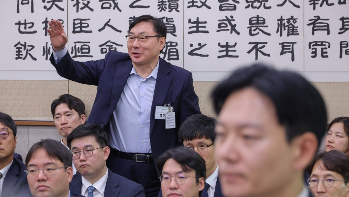 2025년 10월 23일 서울 여의도 국회 법제사법위원회에서 열린 국정감사에서 박상용 법무연수원 교수(사진 맨 앞)가 의원 질의에 답변하는 중에 이화영 전 경기도 평화부지사가 발언권을 요청하고 있다. 연합뉴스