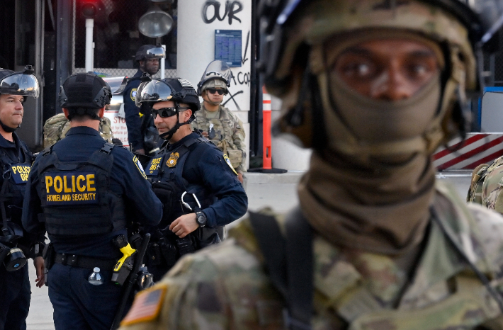 LA 연방 청사 건물 주변에 배치된 캘리포니아 주방위군. 연합뉴스