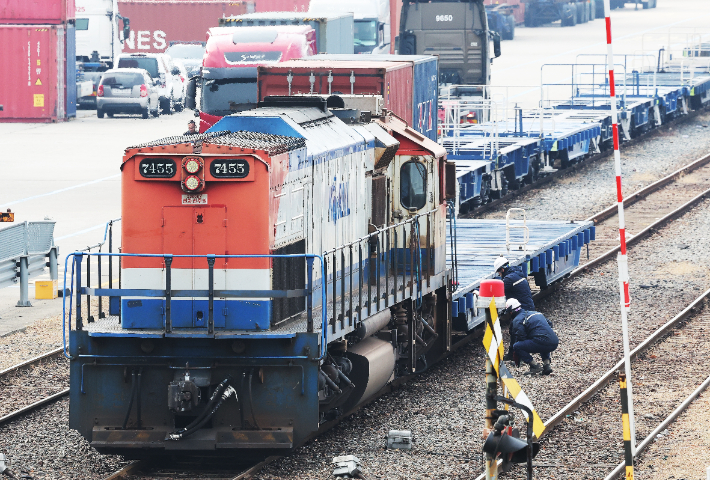 경기도 의왕시 내륙컨테이너기지(ICD)에서 관계자들이 화물열차를 살펴보고 있다. 연합뉴스
