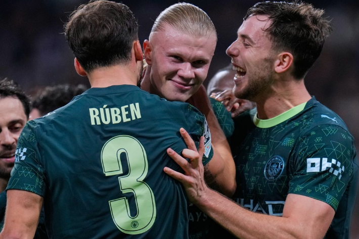 동료들과 골 세리머니 하는 맨시티 엘링 홀란(가운데). 연합뉴스