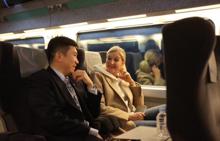 세계도핑방지기구(WADA) 부산 총회에 참석한 IOC 커스티 코벤트리 위원장(사진 오른쪽)이 대한체육회 유승민 회장과 이야기를 나누고 있다. 유승민 회장 SNS 사진 캡처