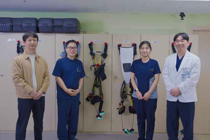 초경량 탄성슈트 개발 및 임상시험 연구진. ETRI 제공